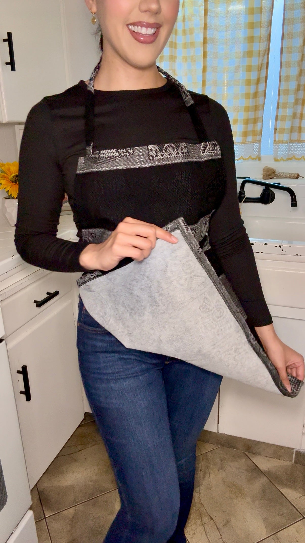 Black and Gray pattern Apron π€